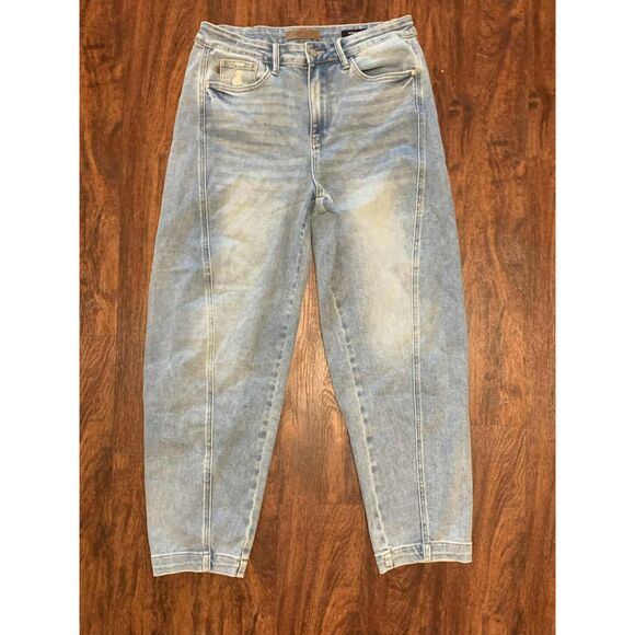 Judy Blue Light Wash Barrel Fit Jeans, size 30 - Picture 2 of 5